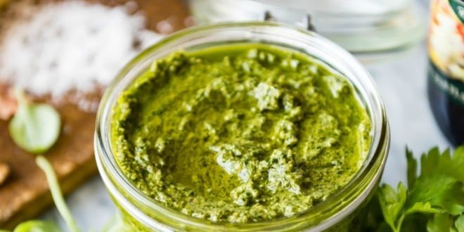 Pesto with basil, spinach and roasted garlic