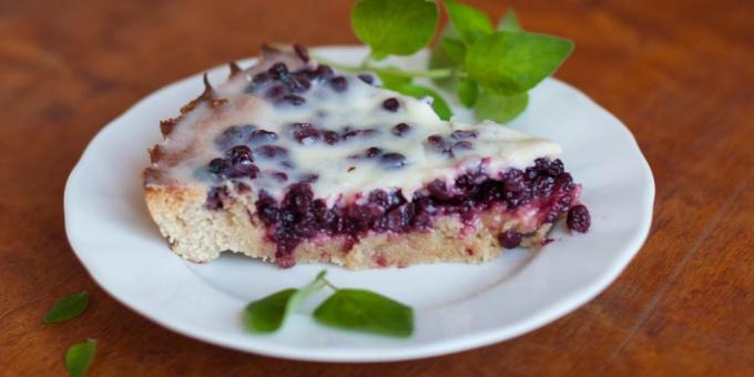 Cake with cranberries and sour cream filling