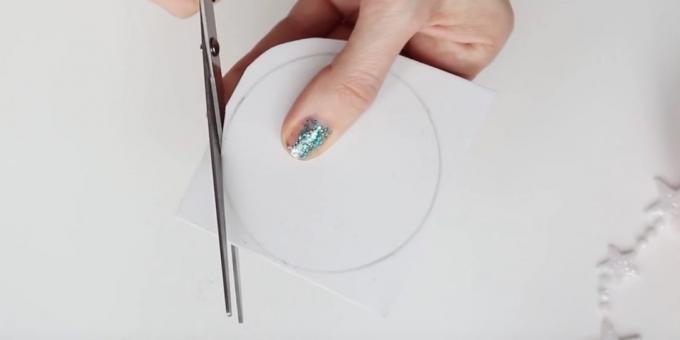 New Year postcards with their own hands: Cut a circle