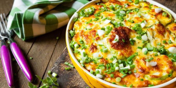 Casserole of zucchini in the sour cream and egg filling