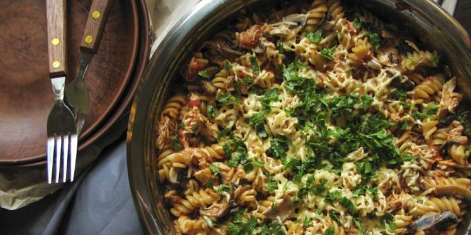 Lazy pasta with chicken and mushrooms