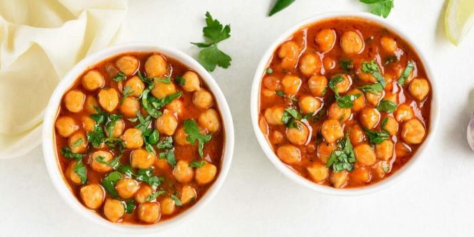 Chickpeas in tomato sauce