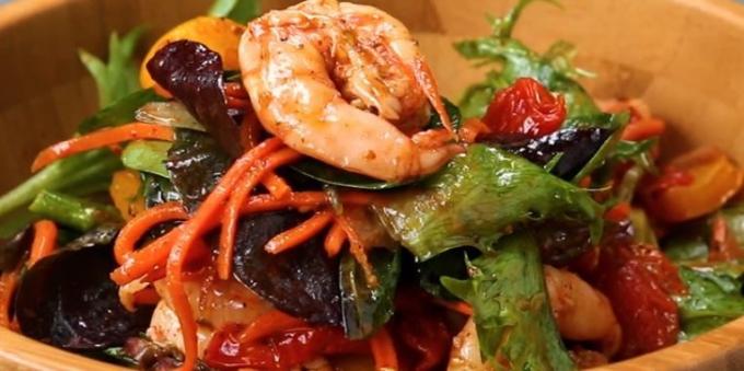 Warm salad of baked carrots, peppers, tomatoes, asparagus and prawns