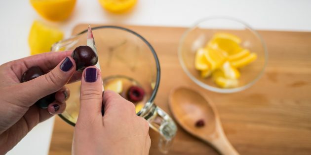 How to make cherry lemonade: add berries