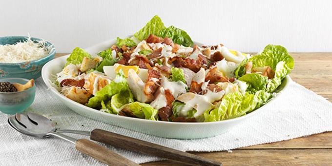 Caesar salad with chicken, mushrooms and bacon