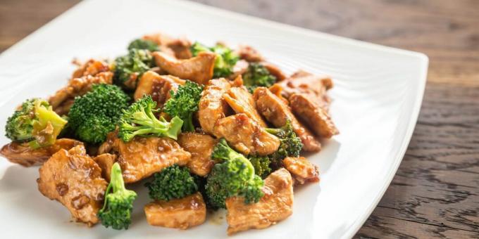 Fried chicken with broccoli and soy sauce