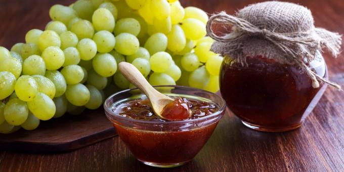 Jam made from grapes with cloves and cinnamon