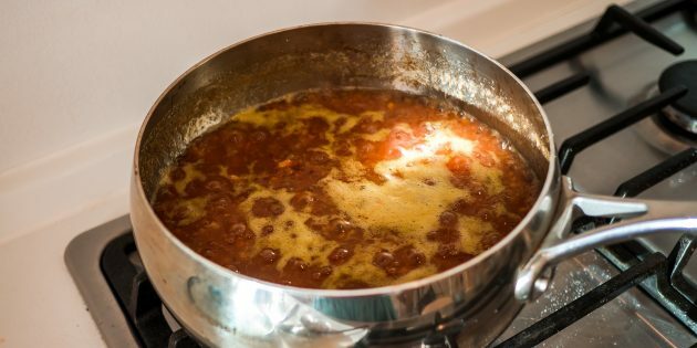 Gooseberry orange jam: bring to a boil