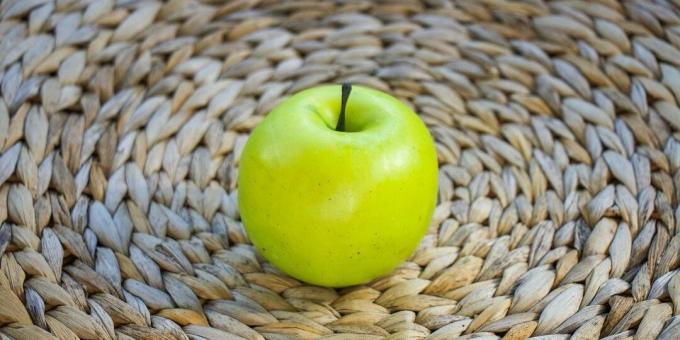 How to get rid of garlic and onion smell from your mouth: eat an apple