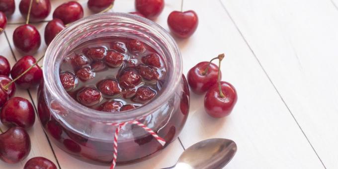 Jam-Orientation meeting of cherries, pitted with a liquid syrup