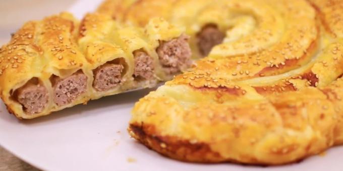 What to cook minced meat: meat pie with puff "Snail"