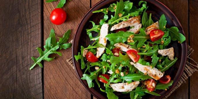 Warm salad with chicken, tomatoes and arugula