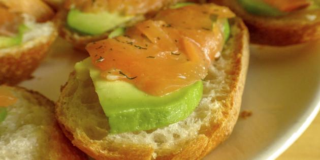 Recipes quick meals: tarts with salmon and avocado 