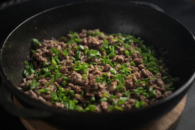 Meat buns: toss in the chopped green onions