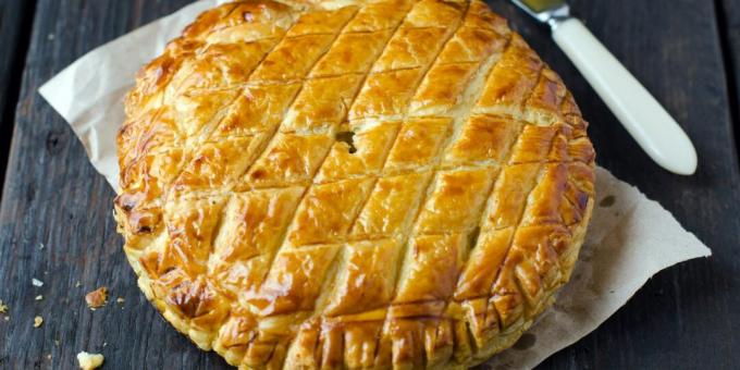 Puff pastry pie with cheese and ham