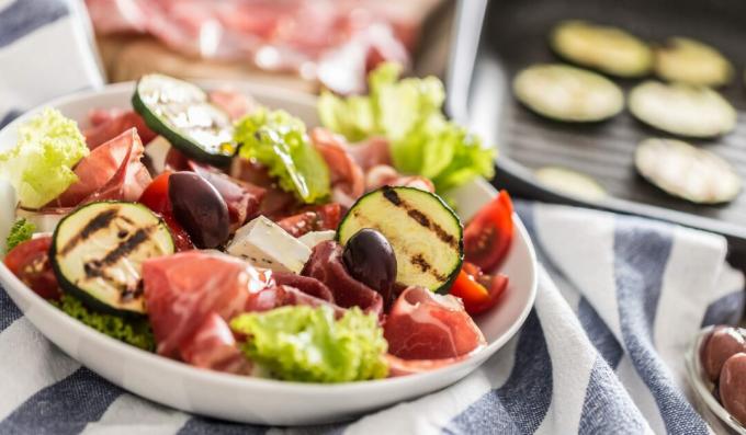 Zucchini and prosciutto salad