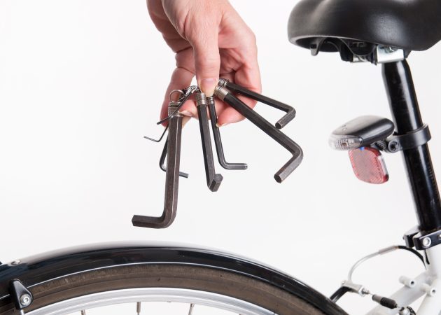 How to adjust the seat to the bicycle