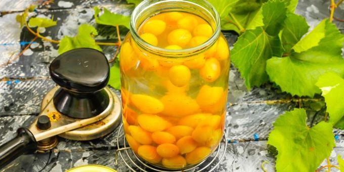 Compote of grapes with lemon