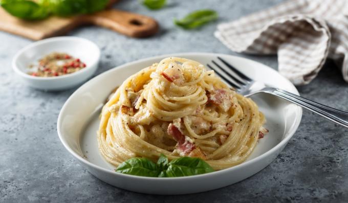 Pasta with ham and melon sauce