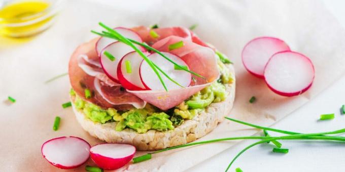 Avocado sandwiches on rice cakes