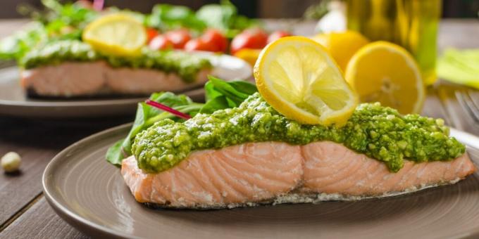 Steamed salmon with broccoli pesto