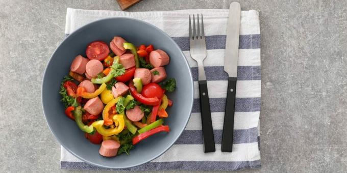 Salad with sausages, tomatoes and bell peppers