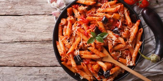 Sicilian pasta with tomato sauce and eggplant