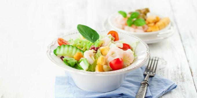Salad with shrimps, tomatoes and cucumbers