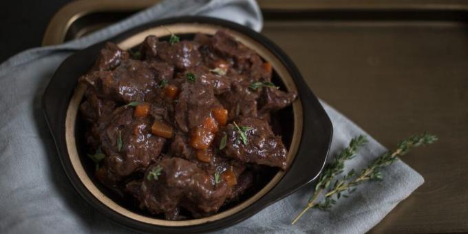 Beef burgundy with onions, carrots and herbs