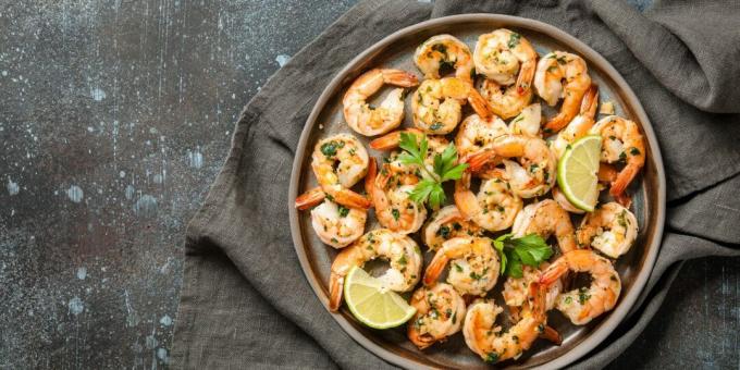 Shrimp fried with garlic and wine