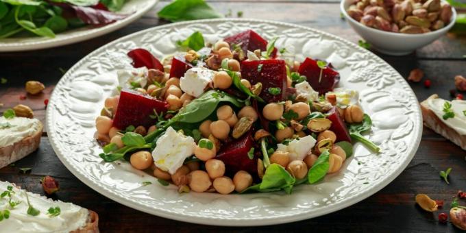 Salad with chickpeas and beets