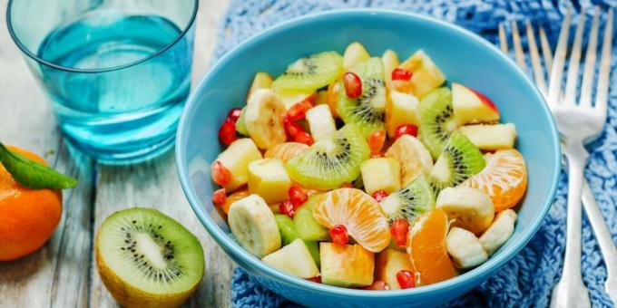 Salad with tangerines, bananas, kiwi and honey dressing