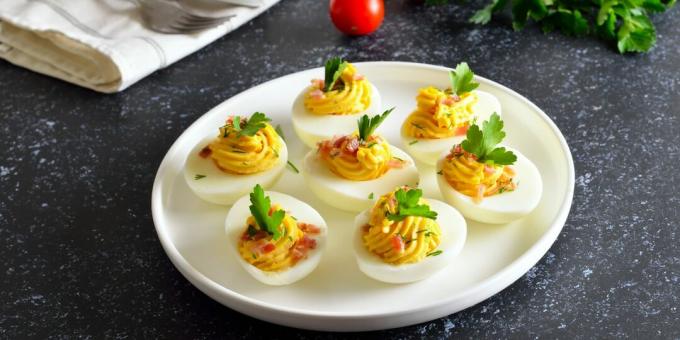 Stuffed eggs with bacon and garlic