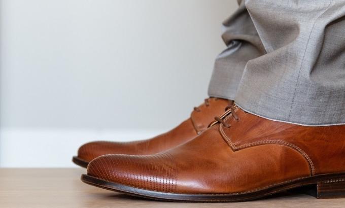 How to stretch the leather shoes size