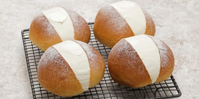 Maritozzo - Italian buns with cream