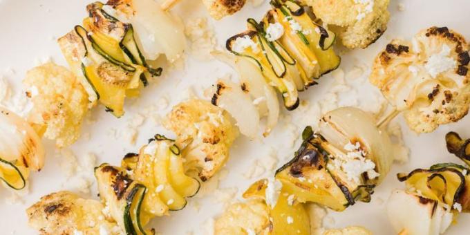 Appetizers Zucchini: kebabs with cauliflower and feta
