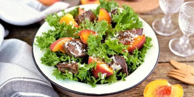 Salad with peaches and liver