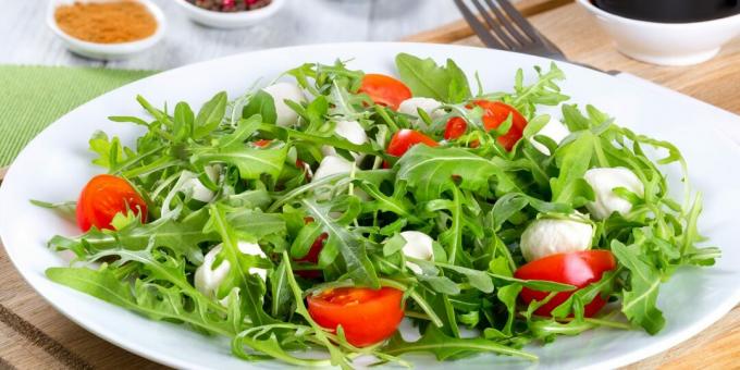 Salad with arugula, mozzarella and cherry tomatoes