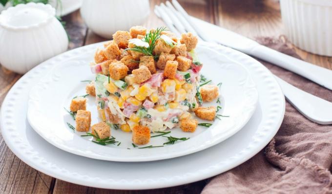 Salad with corn, sausage and croutons