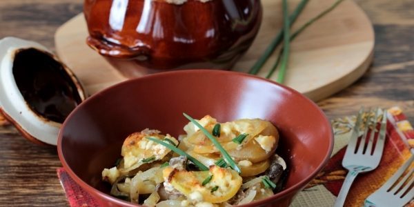 Potatoes with mushrooms in pots