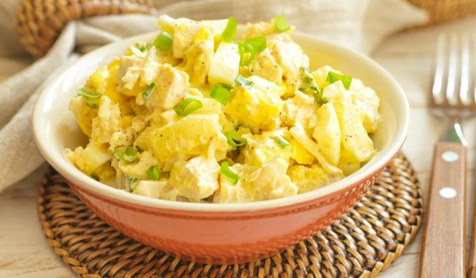 Spicy salad with chicken, pineapple and green onions