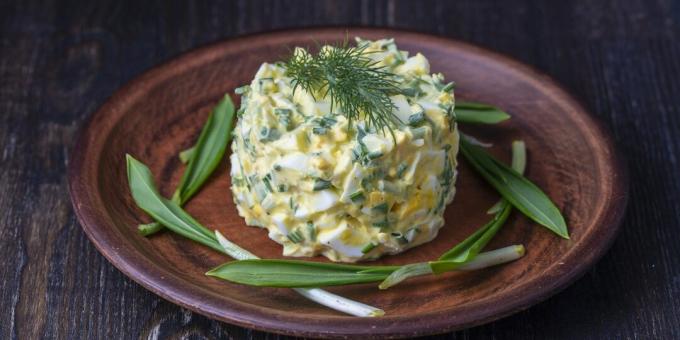 Simple salad of wild garlic and eggs