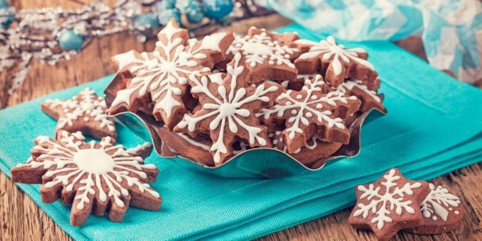 Gingerbread cookies with white chocolate frosting