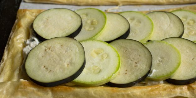 Feta tart: Place eggplant and zucchini on top of the tart