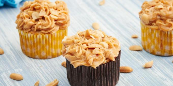 Banana cupcakes with peanut cream