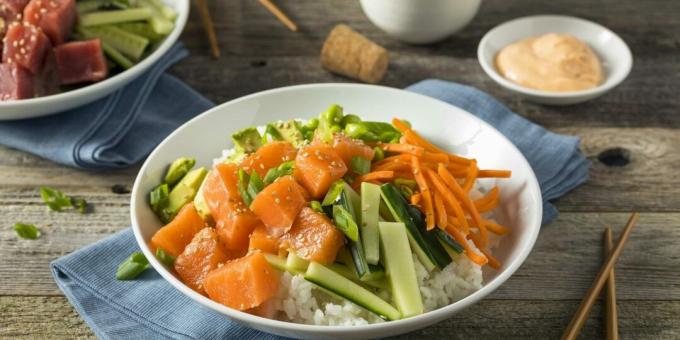 Poke with avocado, salmon and hot sauce