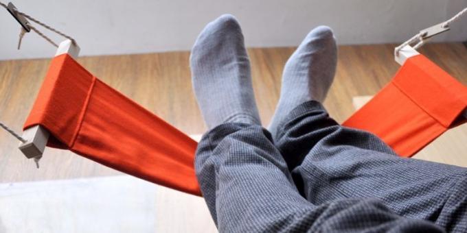Gifts to friends in the new year: a hammock for the feet