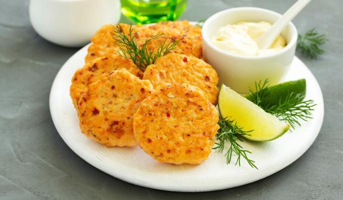 Baked fish cakes with tartar sauce