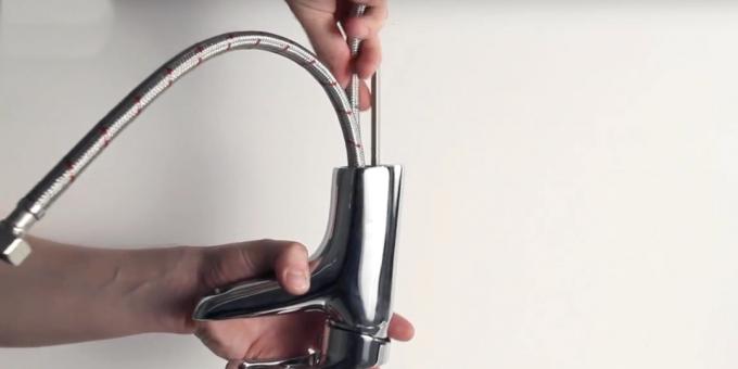 Setting mixer: connect the flexible hoses