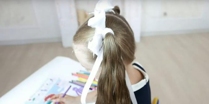 Gather hair at the sides in high ponytails and put gum on them with bows
